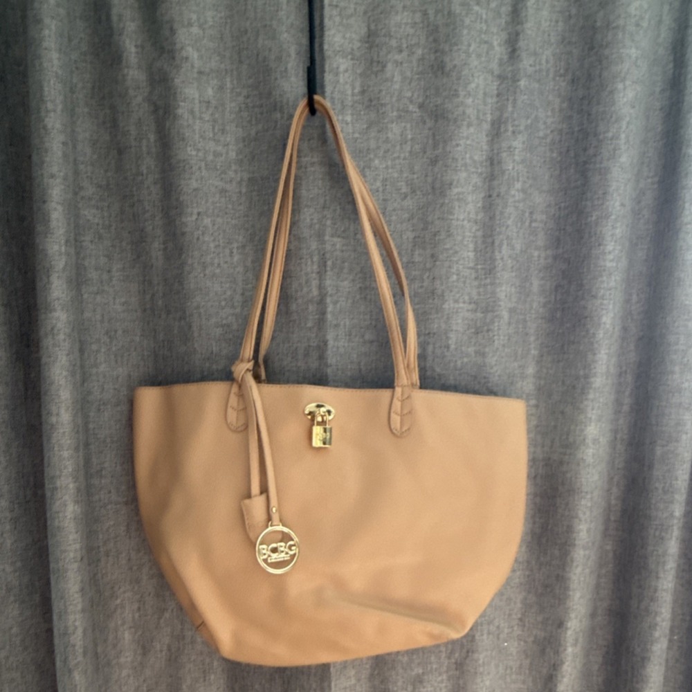 BCBGMAXAZRIA Beige Pebbled Shoulder Bag Padlock Accent Logo Charm Gold Hardware